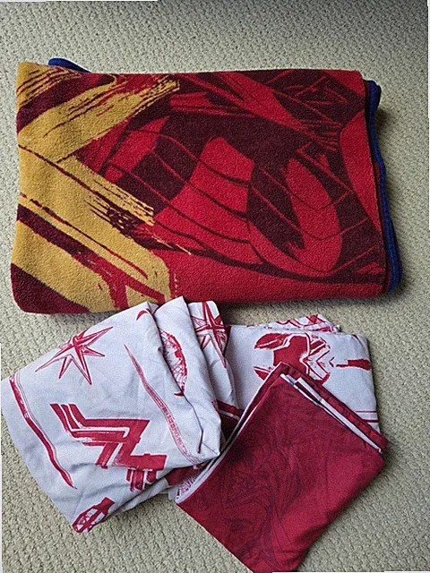 Wonder Woman Twin Bed 4 Piece Set - Flat & Fitted Sheet, Pillowcase, Blanket